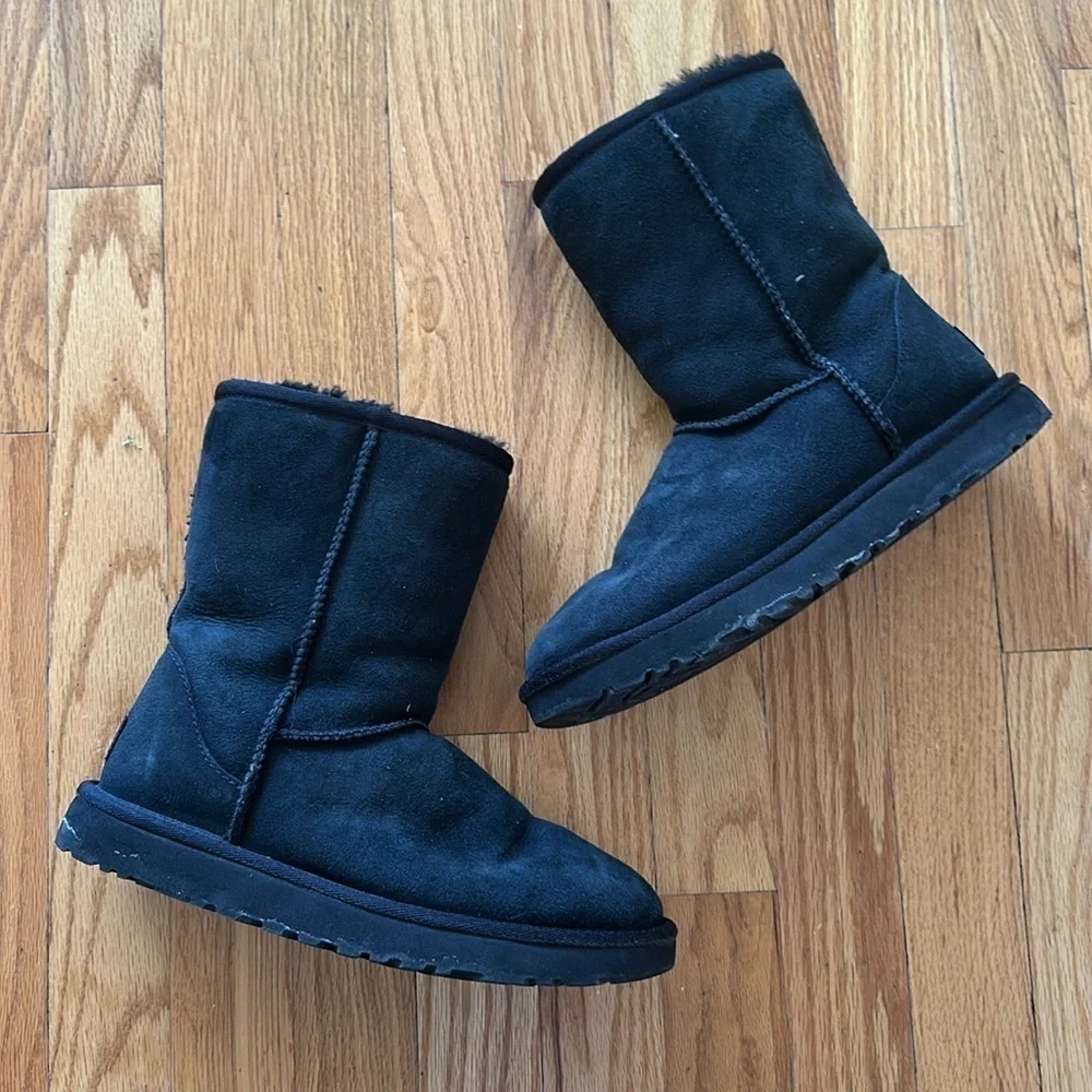 Ugg sz 7 Black Suede shearling Fur-Lined Boots good pre owned condition